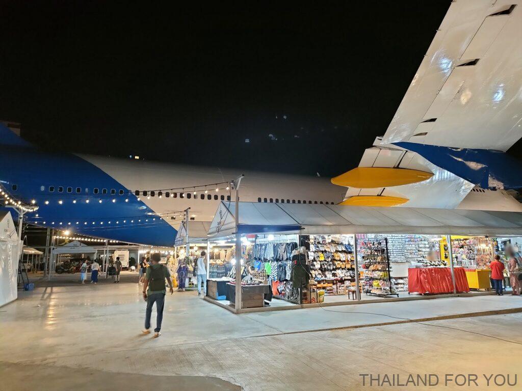 ランウェイストリートフード パタヤ ナイトマーケット 飛行機