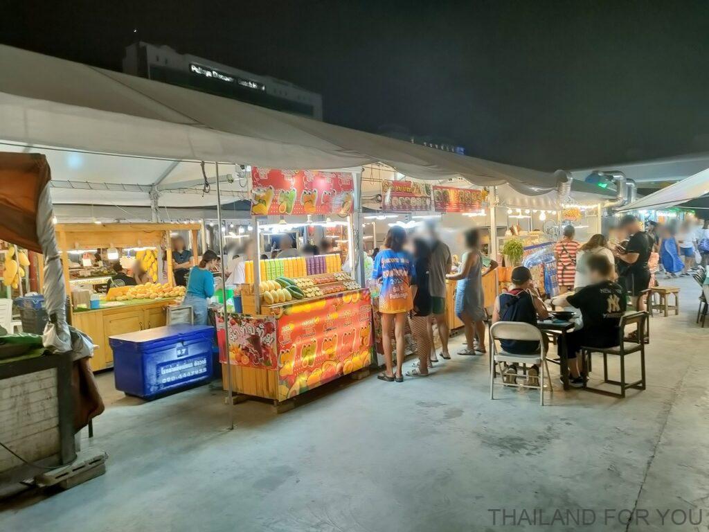 ランウェイストリートフード パタヤ ナイトマーケット 飛行機