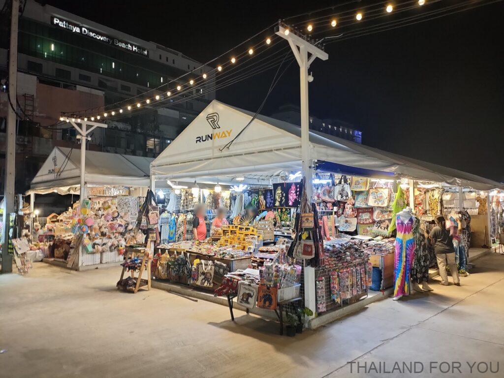 ランウェイストリートフード パタヤ ナイトマーケット 飛行機