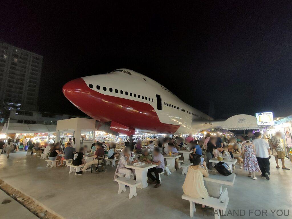 ランウェイストリートフード パタヤ ナイトマーケット 飛行機