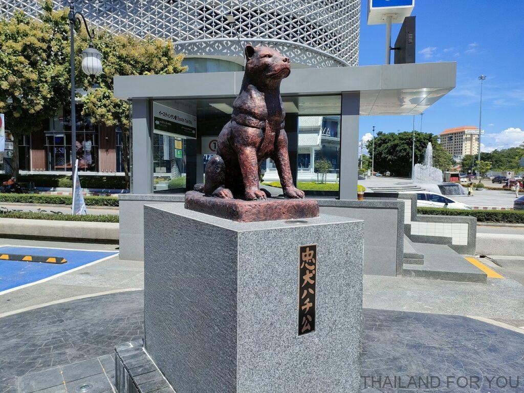 Think Park チェンマイ 日本 ハチ公像